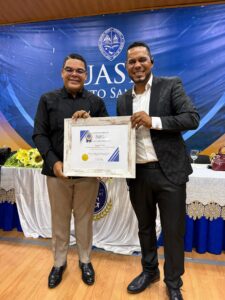 Academia DyG reconoce la trayectoria del comunicador Luis Veras en su 25ª graduación