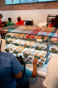 Krispy Kreme abre sus puertas en Santiago con moderna tienda en la avenida Juan Pablo Duarte