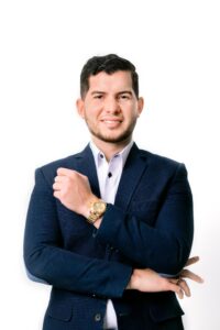 Dominicano se destaca en EU por su impacto en reparación de crédito para la comunidad hispana