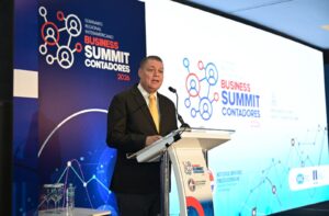 Tamborileño Carlos José Rosario dirige exitoso seminario internacional de contadores