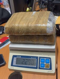 AILA: Detienen domínico-suiza con dos paquetes de presunta cocaína