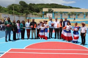 Regional 08 Minerd, con el respaldo de INEFI, reacondiciona instalaciones deportivas del centro educativo Huascar Rodríguez, en el municipio Baitoa