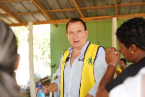 Empresario Michel Brukirer y Club de Leones entregan útiles escolares y raciones alimenticias a cientos de familias vulnerables en Puerto Plata
