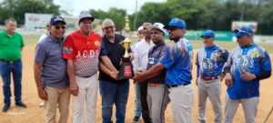 Con rotundo entusiasmo inicia Torneo de Softbol de la ACDS dedicado a Wilson Silverio