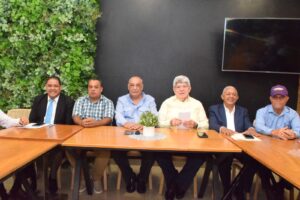 Francisco Javier García fortalece su estructura en Santiago con masiva juramentación