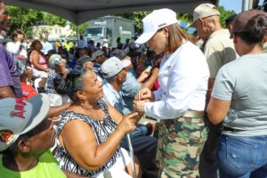 Supérate y Ministerio de Presidencia entregan segundo Bono Emergencia a familias afectadas por lluvias en Villa Montellano