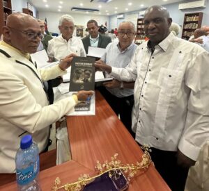 Mutual abarrotó Biblioteca de Tamboril para recibir “Pacto de Generales”, obra del periodista Arturo Taveras
