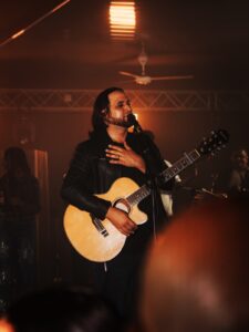 Johan Pacheco presenta «Sin Permiso» una canción sobre la gracia que transforma vidas