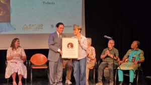 Poeta Lizamavel Collado recibe el Premio Escriduende como “Revelación de la Feria”, durante la Feria del Libro de Madrid