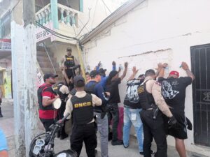 Autoridades disponen de 11 allanamientos y amplios operativos contra el microtráfico en Santiago