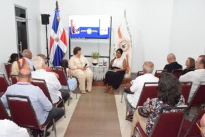Milagros de Jesús de Féliz comparte su experiencia literaria en conversatorio del Ateneo Amantes de la Luz