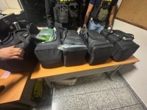 Ocupan en el AILA cinco bultos llenos de paquetes de cocaína; arrestan 11 personas