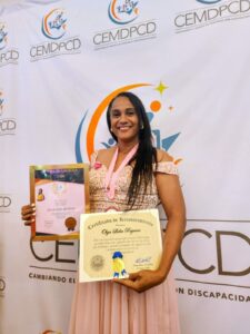 Lyly Reynoso es galardonada como profesional destacada en la conferencia de Mujeres Grandiosas