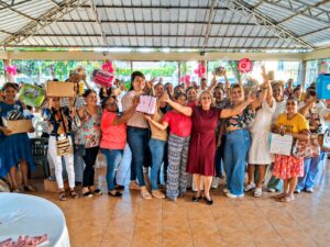 Regidora Ana Lucía Rosario (Nina) reúne madres de Santiago en emotiva celebración