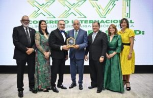 El doctor Plutarco Arias recibe el Premio Ébano Verde, máximo galardón de la Clínica Unión Médica del Norte