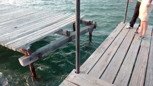 Puente de madera en Playa Juan de Bolaños presenta deterioro y representa un riesgo para visitantes