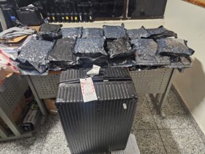 Autoridades interceptan en el AILA maleta con 25 paquetes de marihuana