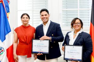 Doctor Abel Mendoza recibe reconocimiento en Alemania por su excelencia y trayectoria como pionero de la armonización facial