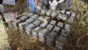DNCD arresta tres hombres e incauta 237 paquetes de presunta cocaína durante persecución en Santo Domingo