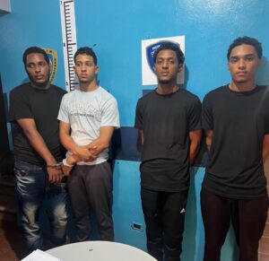 Rápida intervención policial frustra huida de cuatro presuntos asaltantes de joyería en Santiago; recupera prendas y dinero sustraídos