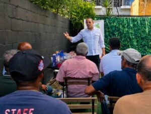Movimiento MIVOS y abogado Máximo Miñoso agasajan a padres en Santo Domingo Este