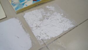 Frustran envío de varias láminas de cocaína ocultas en folders y documentos