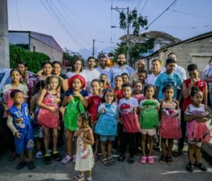 Proyecto Carolina Mejía C28 fortalece su compromiso con la educación en Santiago mediante entrega de mochilas y útiles escolares