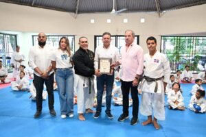 Rafael “Papito” Cruz recibe reconocimiento especial como Patrocinador de Honor por su respaldo al atleta Gerard Durán