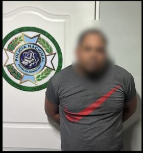 Policía Nacional detiene hombre por presunto cambiazo de tarjetas bancarias y le ocupa varias, dinero y un vehículo en Santiago