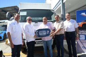 Leonardo Aguilera recorre concesionarios del Cibao y entrega vehículos a clientes de Expomóvil Banreservas 2026